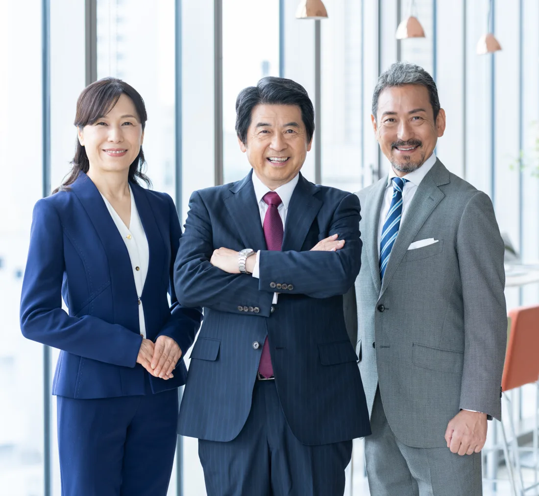 笑顔で並ぶ3人の経営者(イメージ)